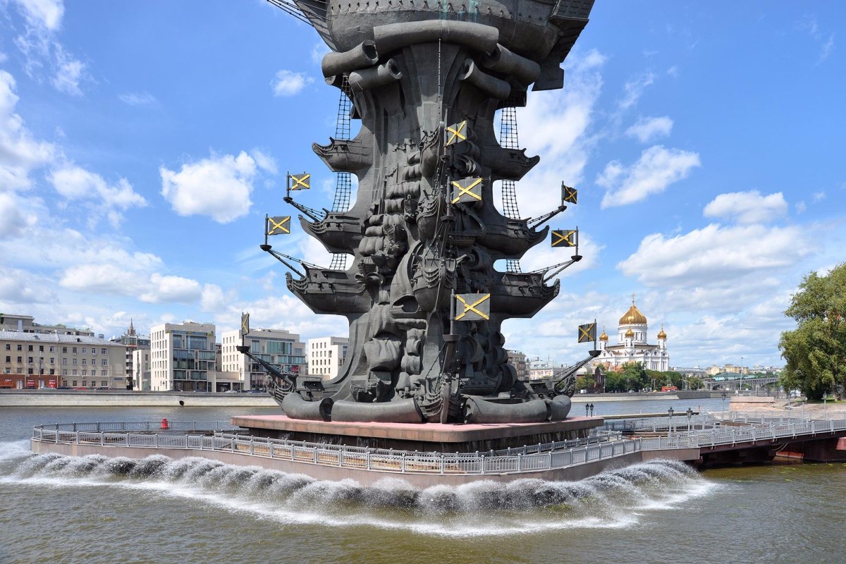 Памятник Церетели в Москве на Москве реке