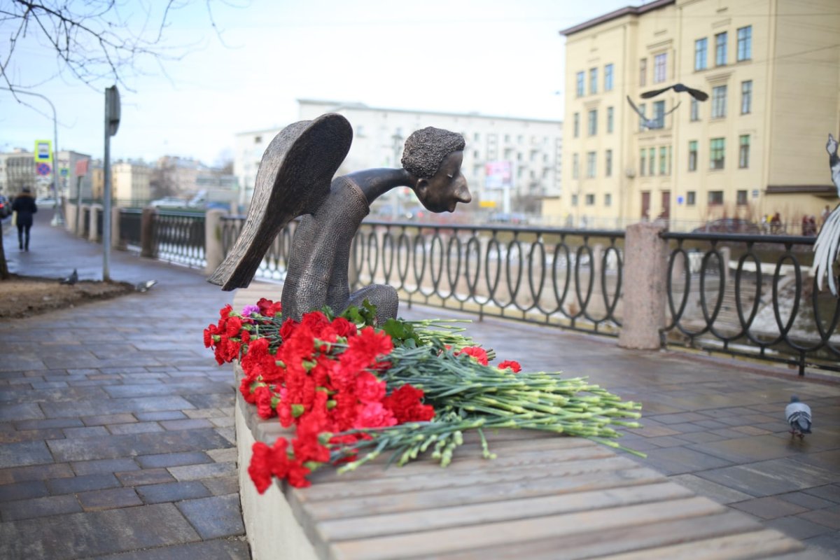 Печальный ангел памятник врачам в СПБ