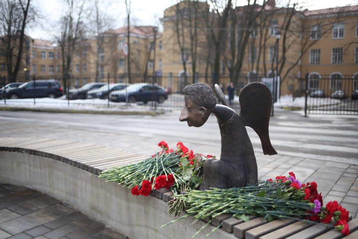 Памятники романа Шустрова в Питере