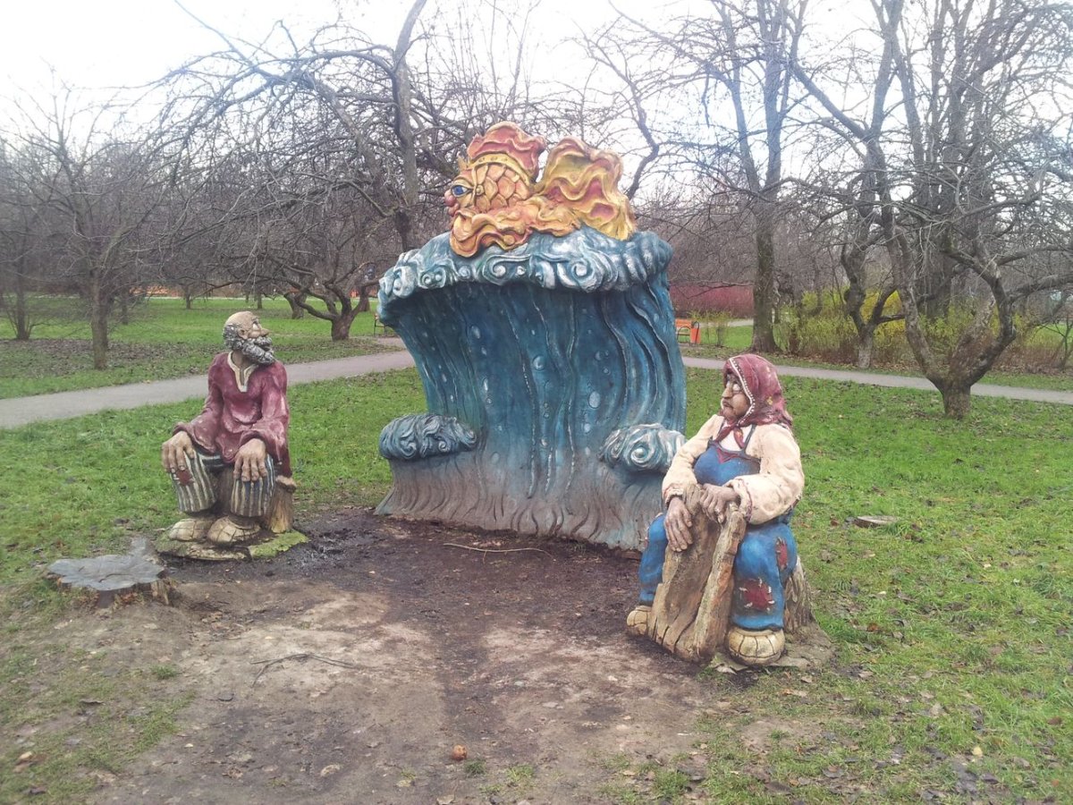 Памятник старику и старухе
