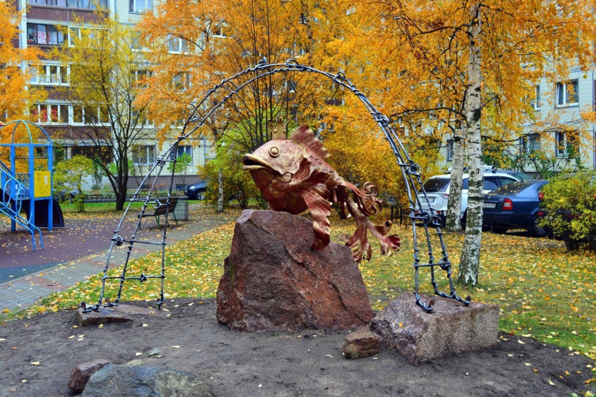 Памятник золотой рыбке в СПБ