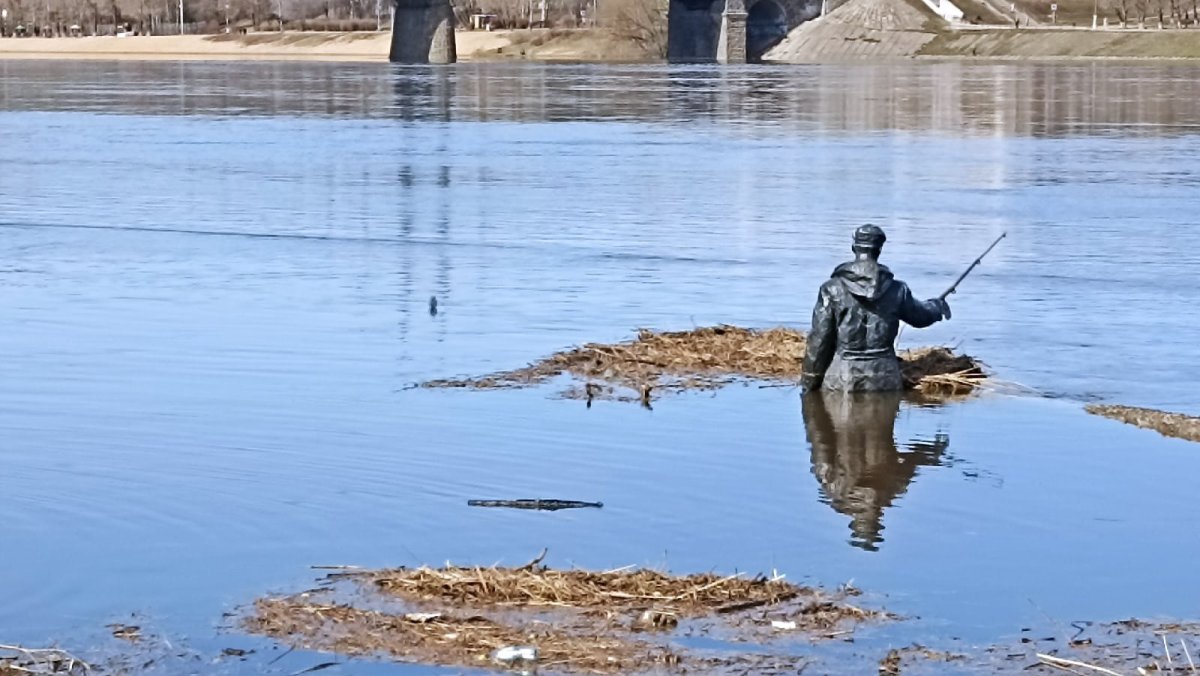 Статуя рыбака в Твери
