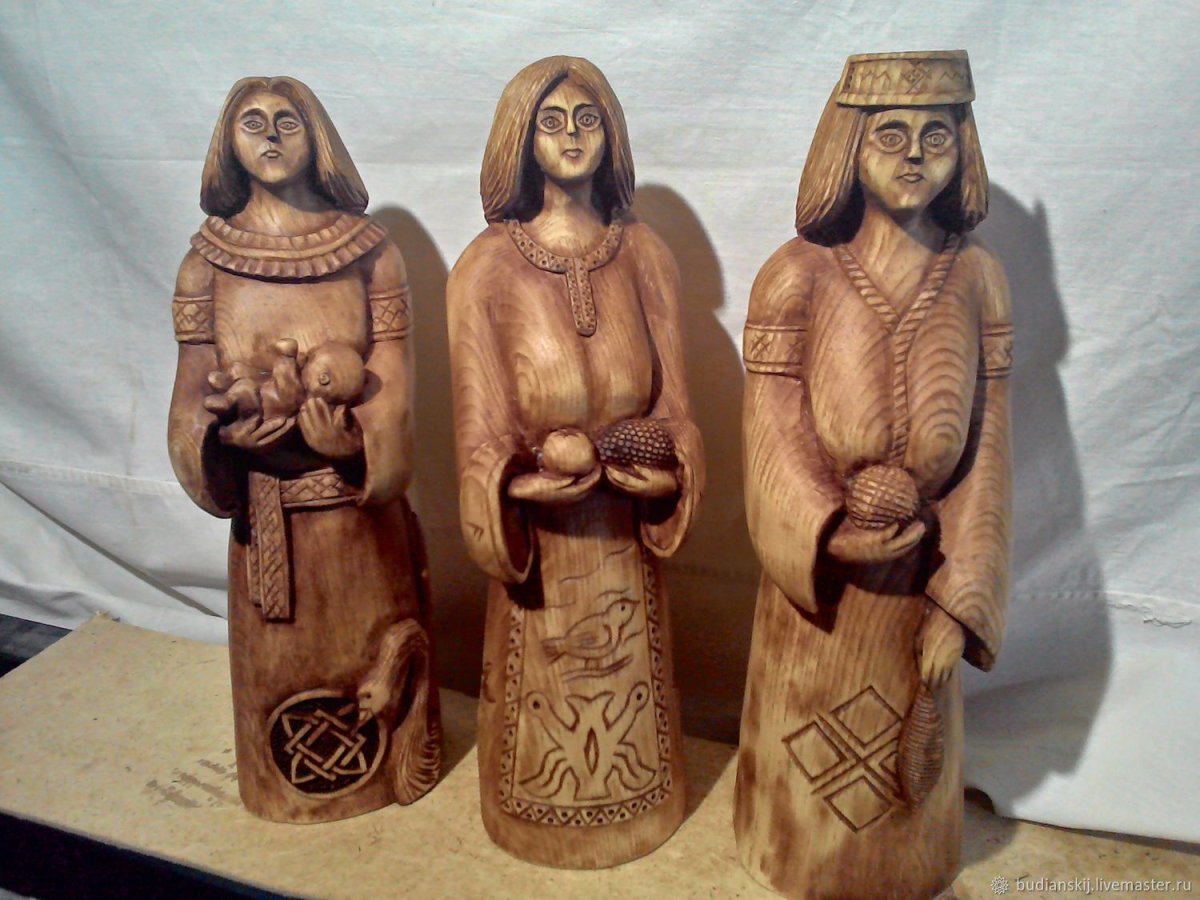 Деревянные фигурки богов