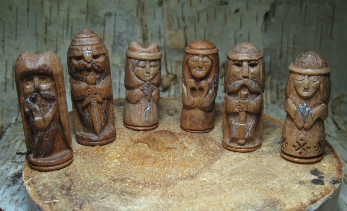 Древние фигурки из дерева