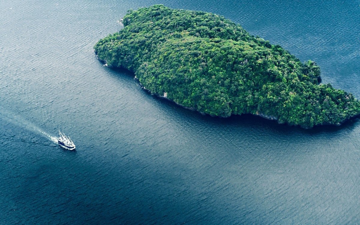 Остров посреди моря