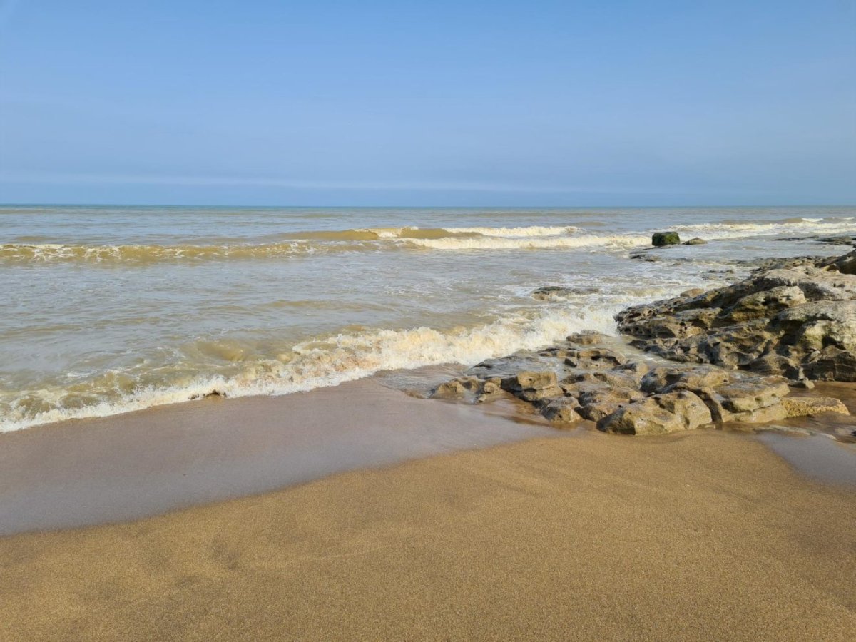 Бархан Сарыкум и Каспийское море