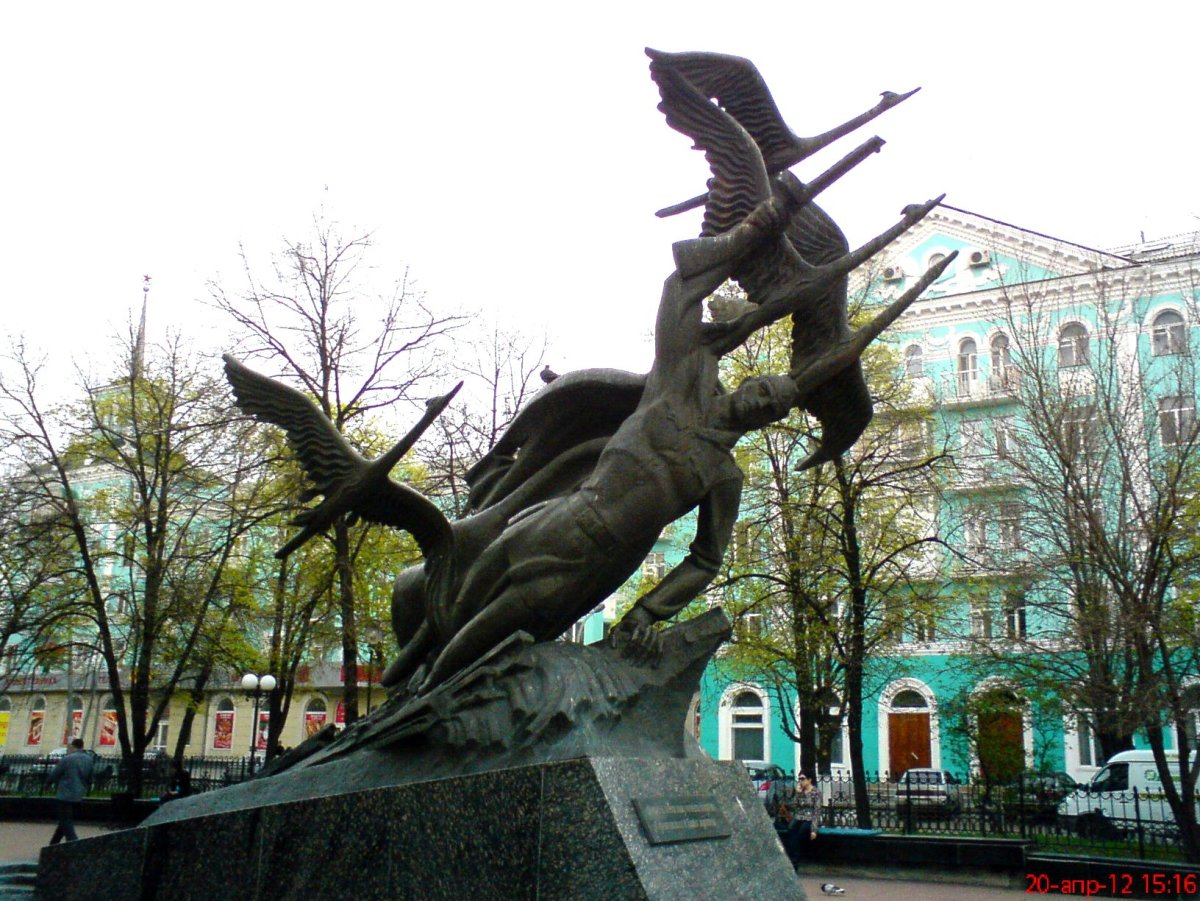Памятник белых журавлей Луганск