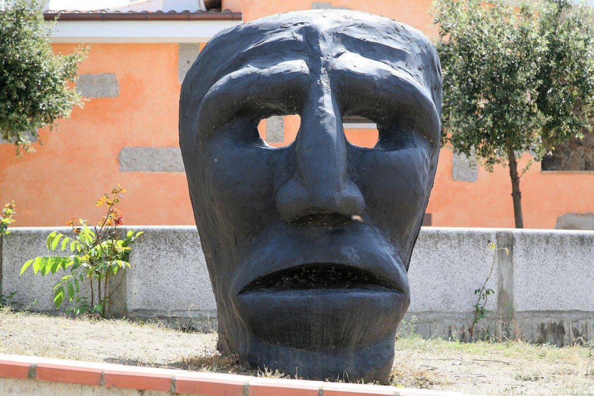 Скульптура в маске