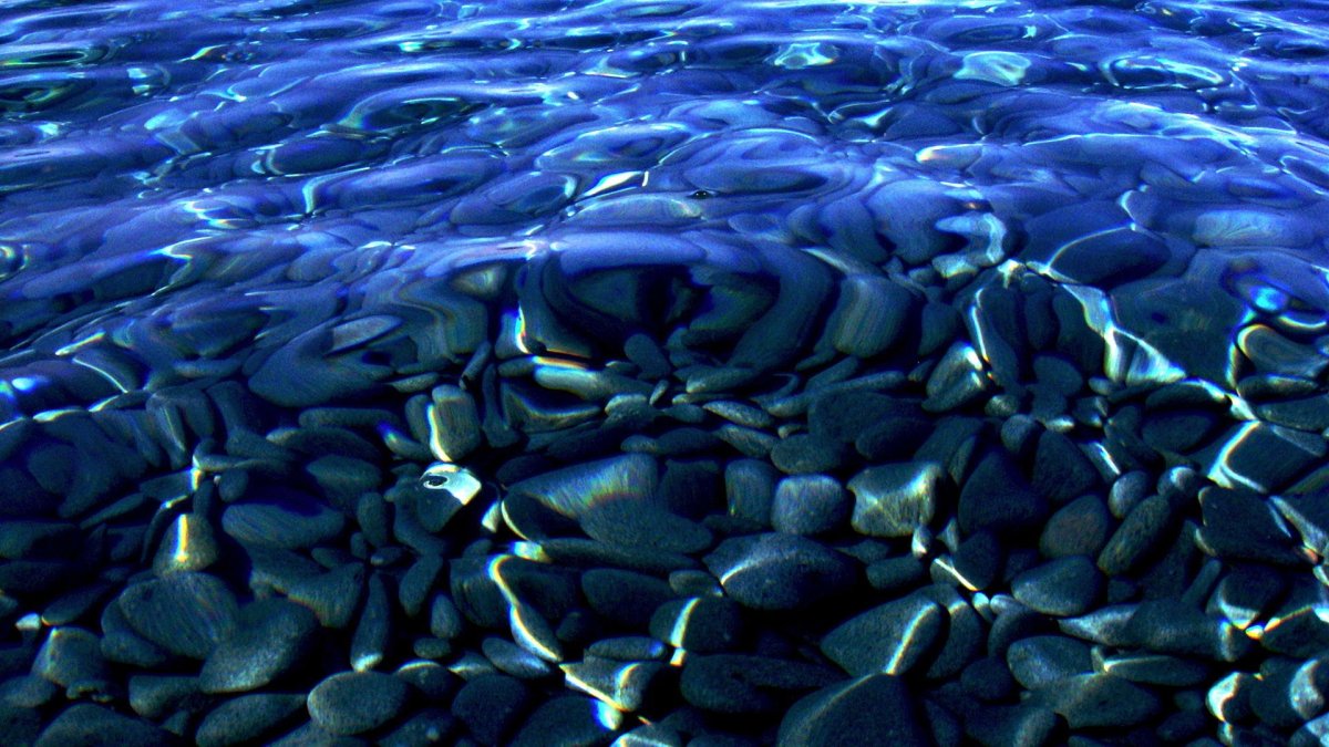 Голубая прозрачная вода