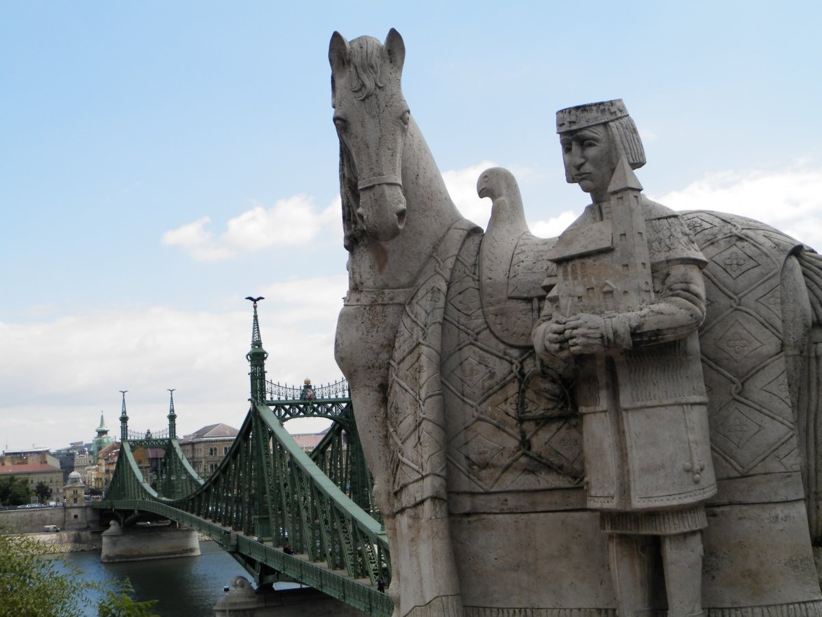 Мост со скульптурами