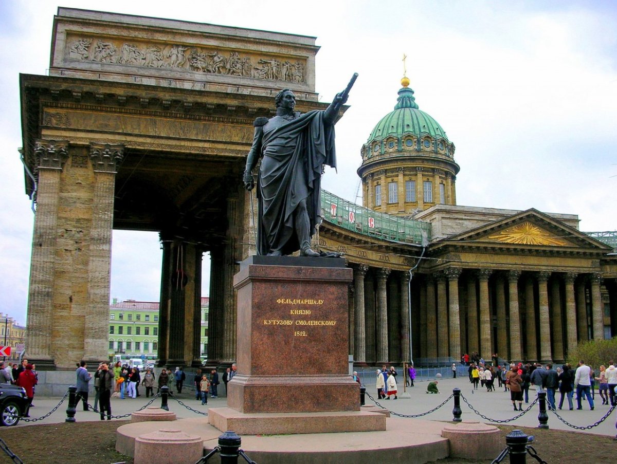 Памятник Кутузову в Санкт-Петербурге у Казанского собора