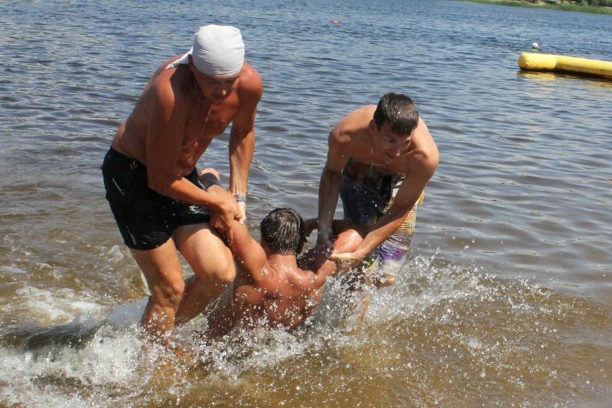 Человек у водоема