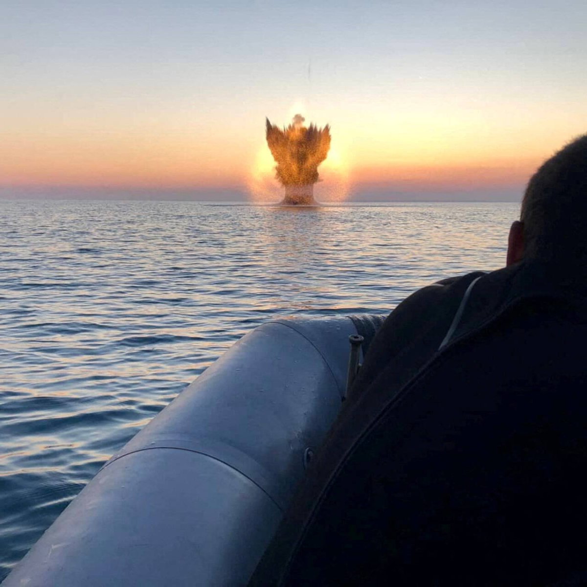 Девушка плавает в море