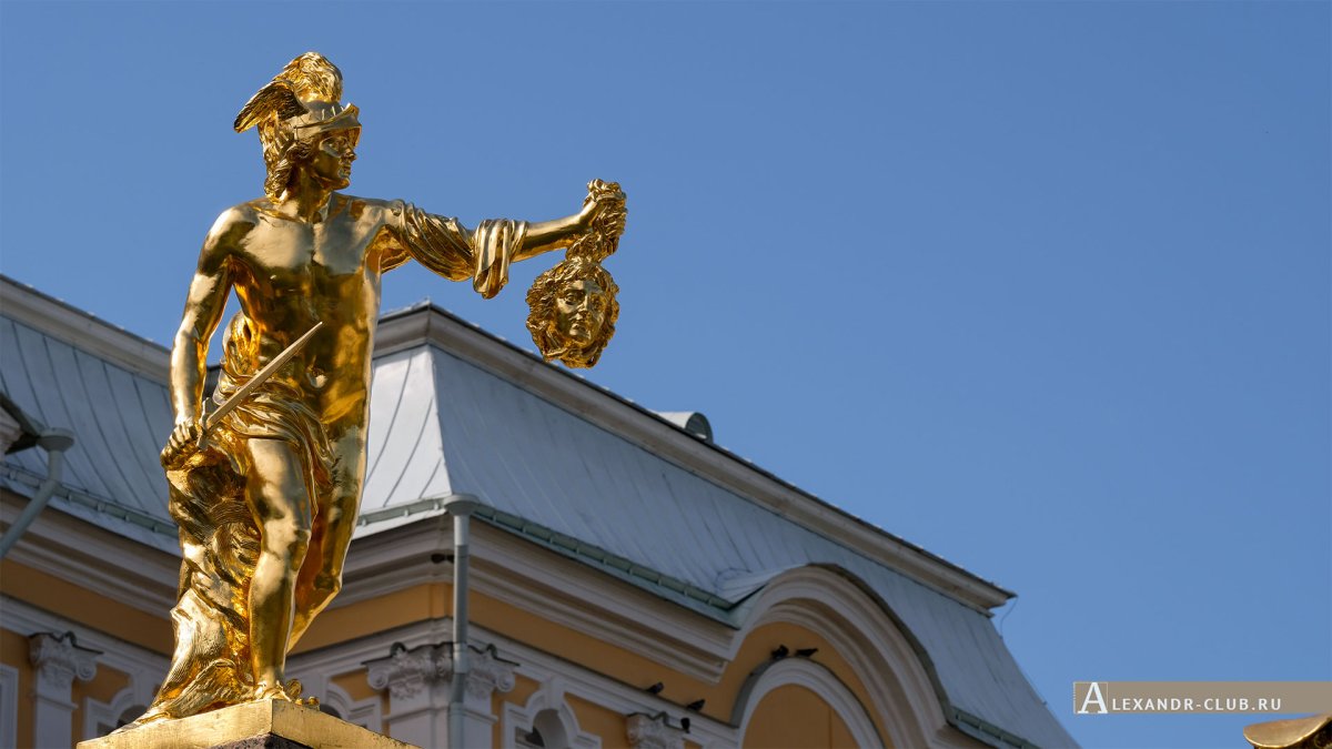 Бог Гермес в Петергофе в парке на шаре