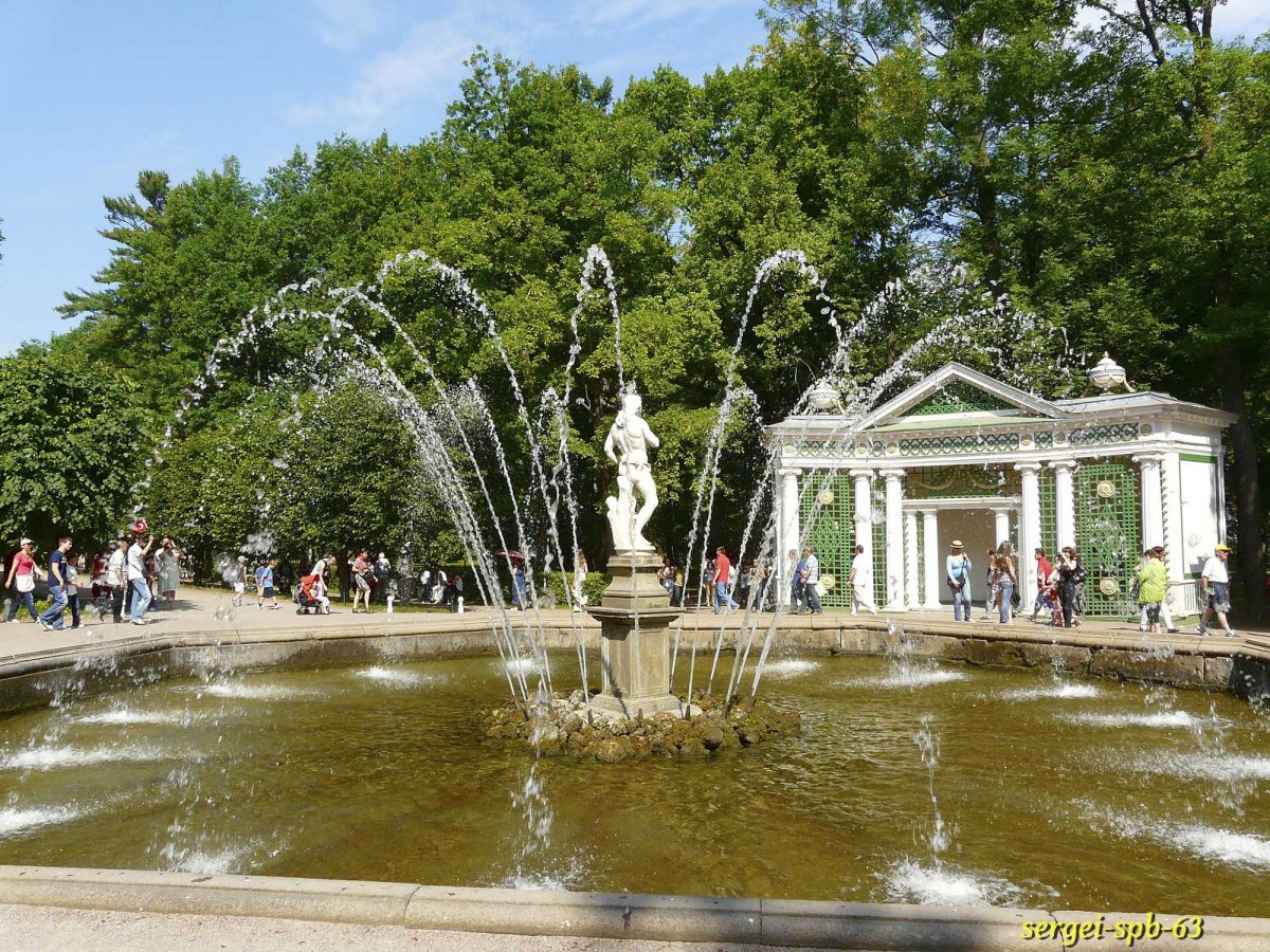 Фонтан адам в Петергофе