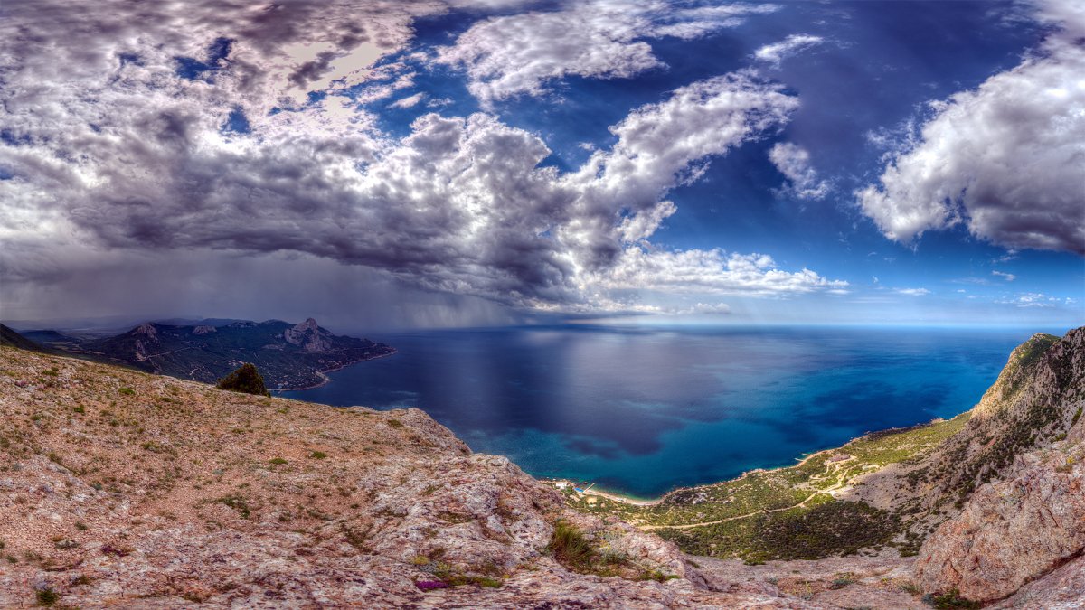 Гора в черном море в Крыму