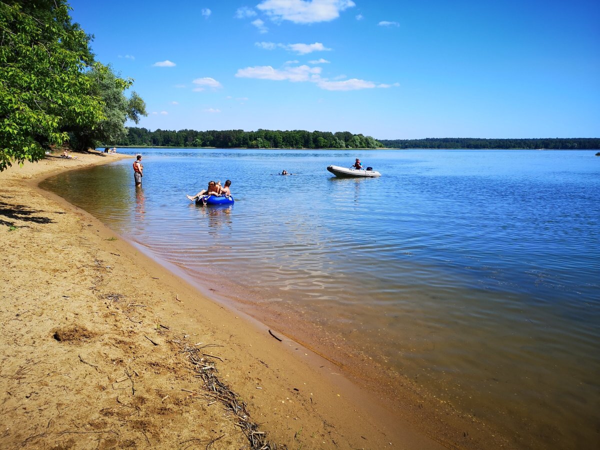 Пляжи на пироговском водохранилище с шезлонгами песком