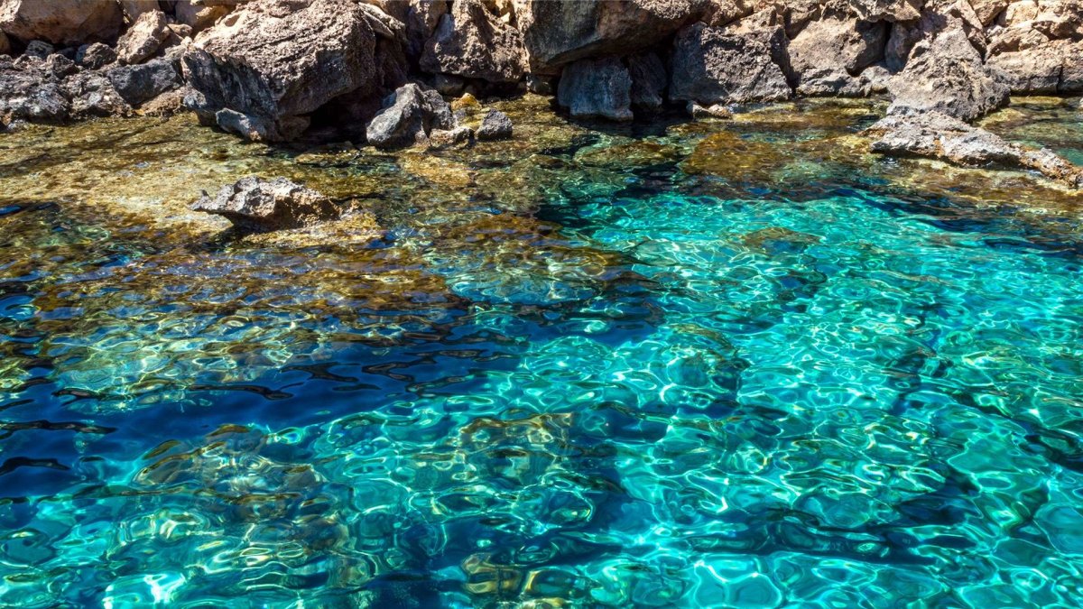 Вода в море Кипр