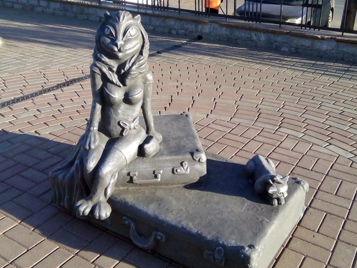 Дама с кошкой памятник