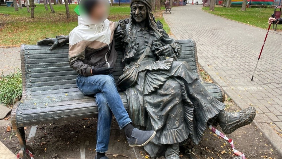 Памятник бабе Яге на скамейке