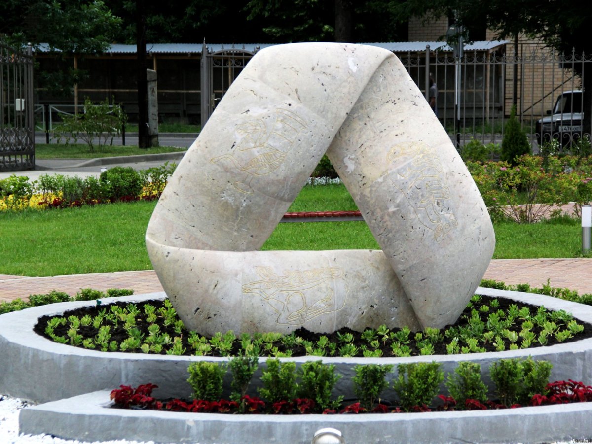 Памятники листу Мебиуса