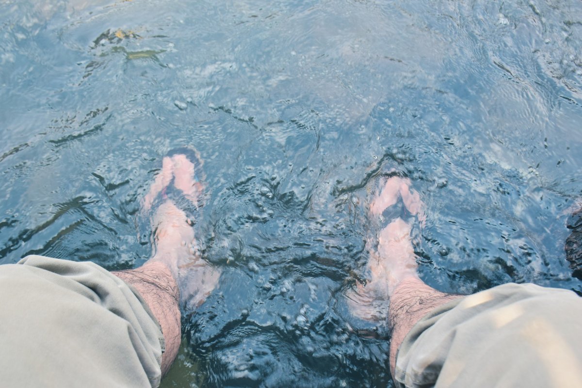 Мужские ступни в воде