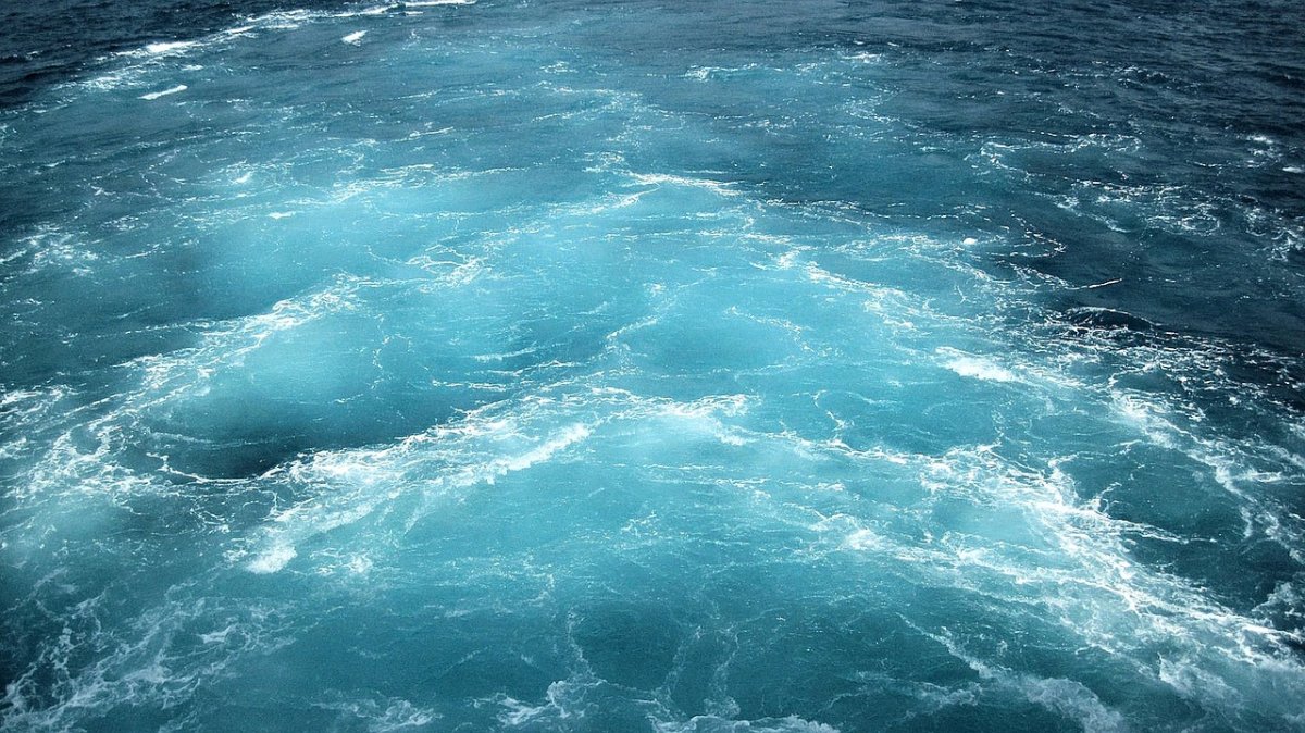 Волны с голубой водой