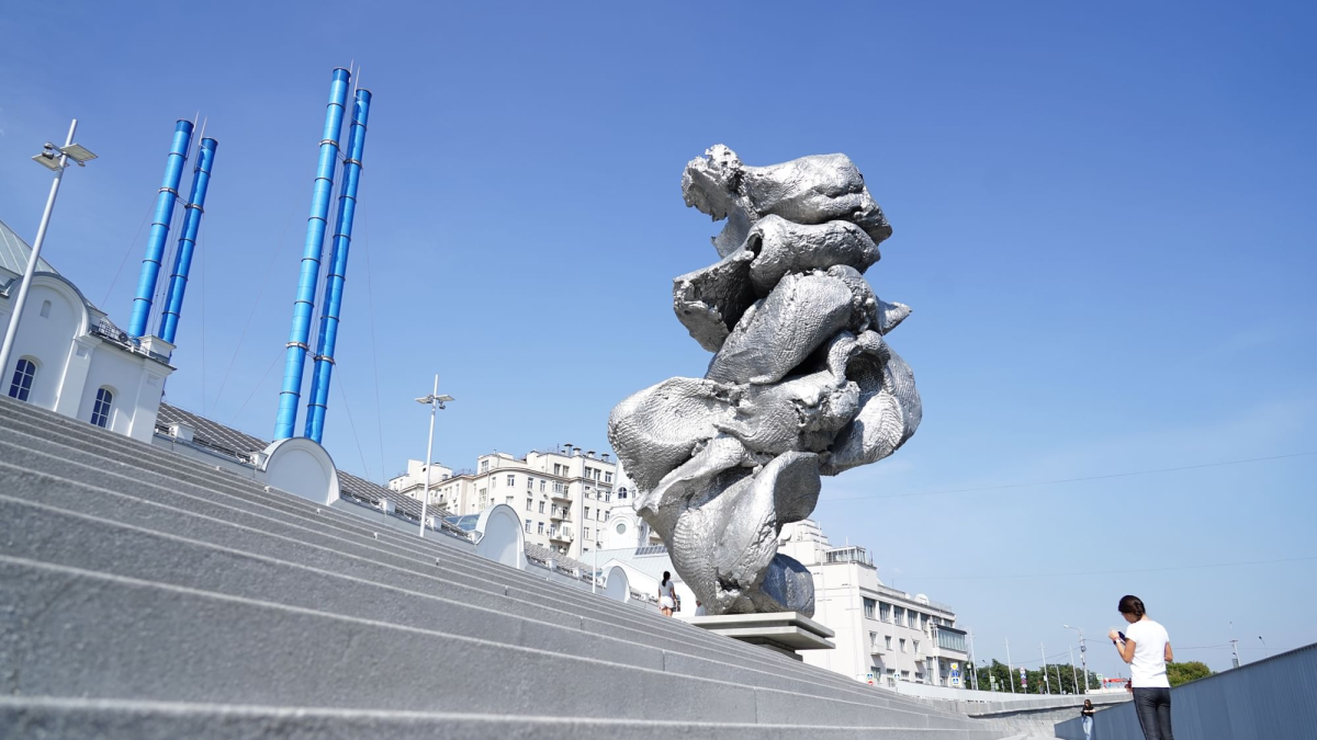 Скульптура Урса Фишера на Болотной площади
