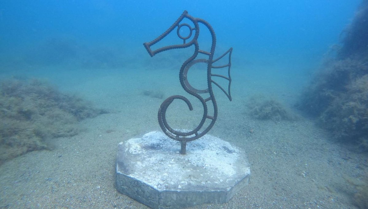 Фигуры взялись за руки на дне моря