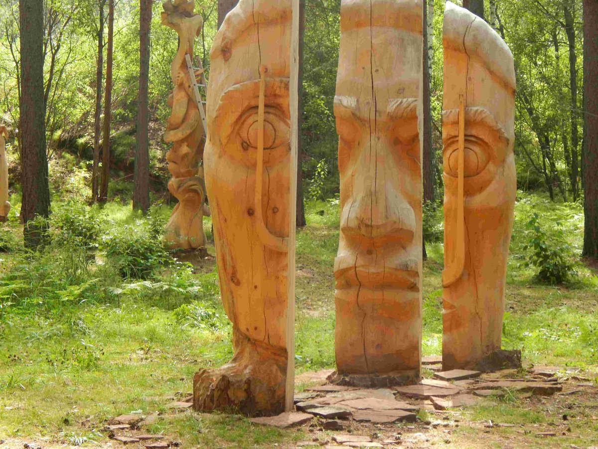 Самобытные скульптуры из дерева, камня, металла