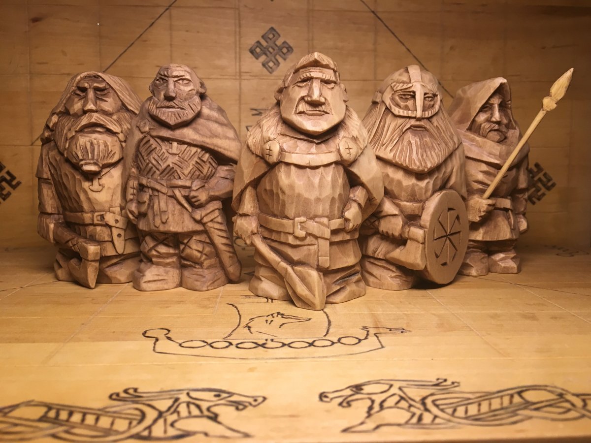 Фигурки викингов из дерева