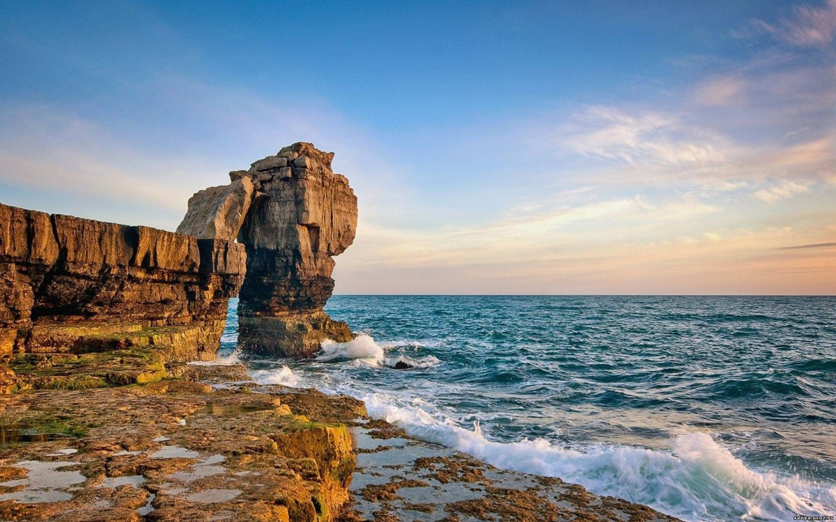 Море со скалами