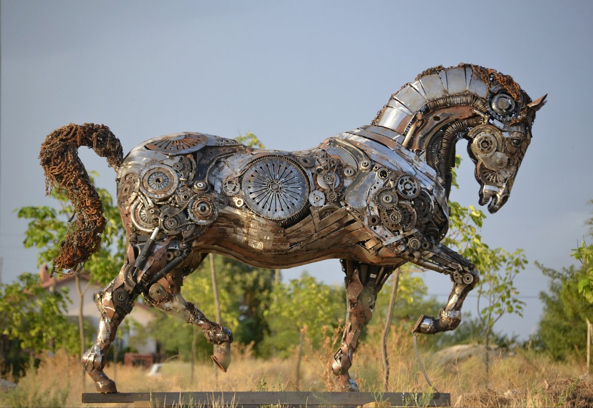 Плоский конь скульптура