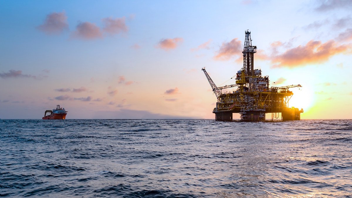 Нефтяная вышка в море