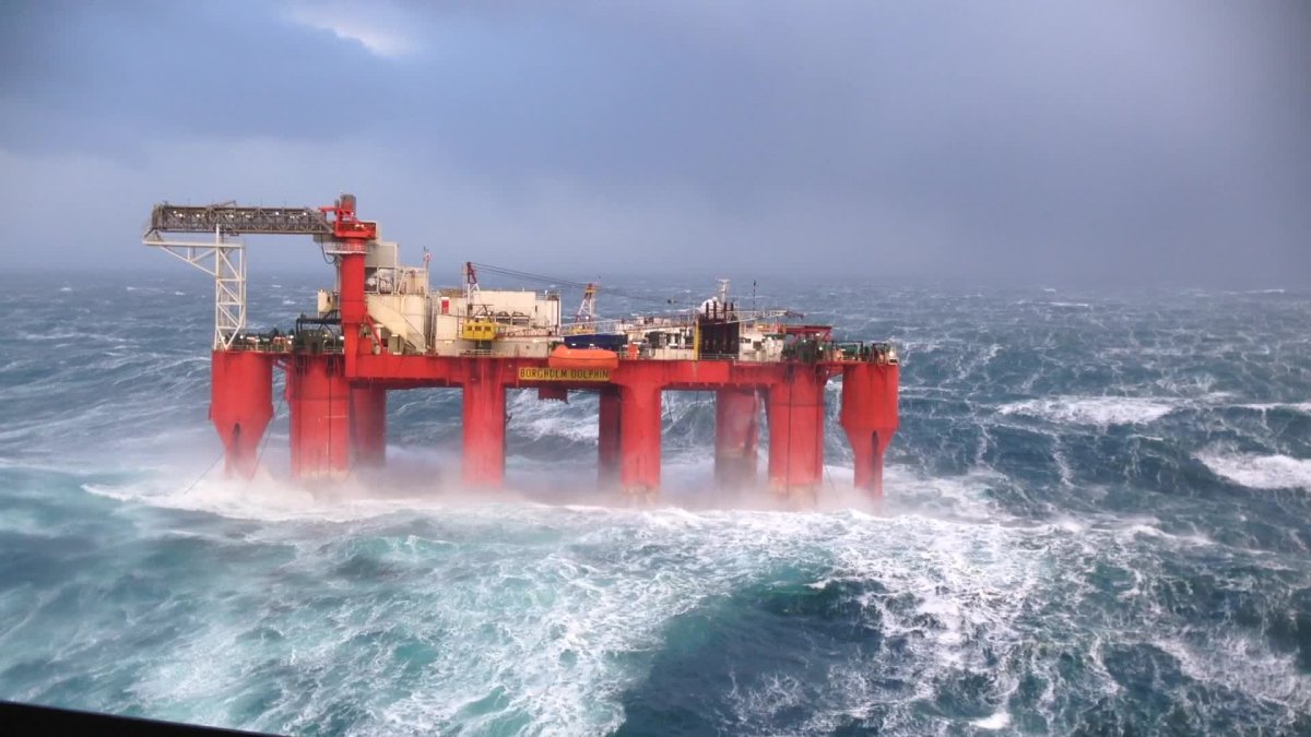 Морская платформа в шторм в Северном море