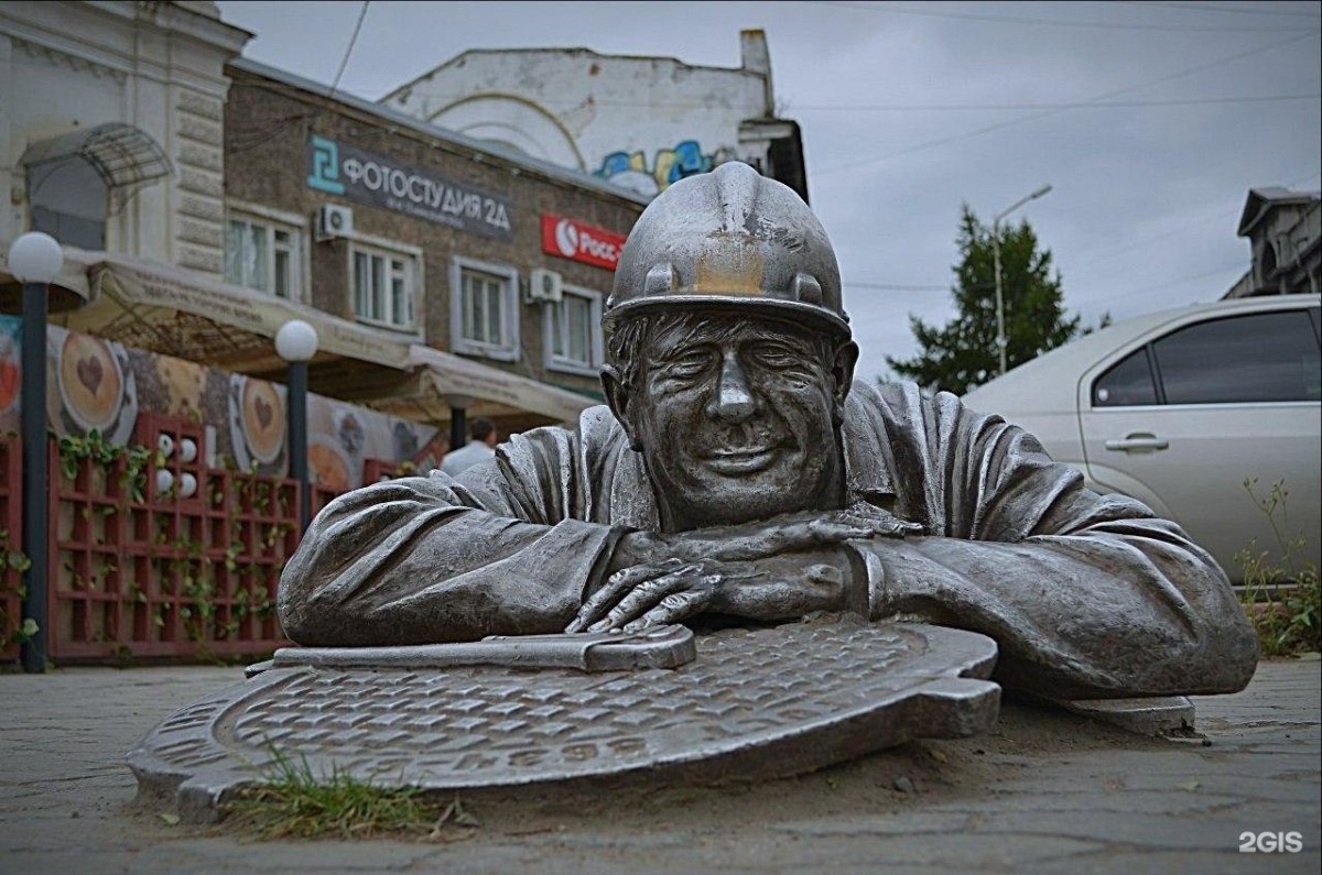 Памятник слесарю Степанычу в Омске