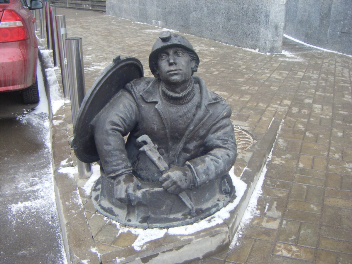 Памятник водопроводчику в Москве