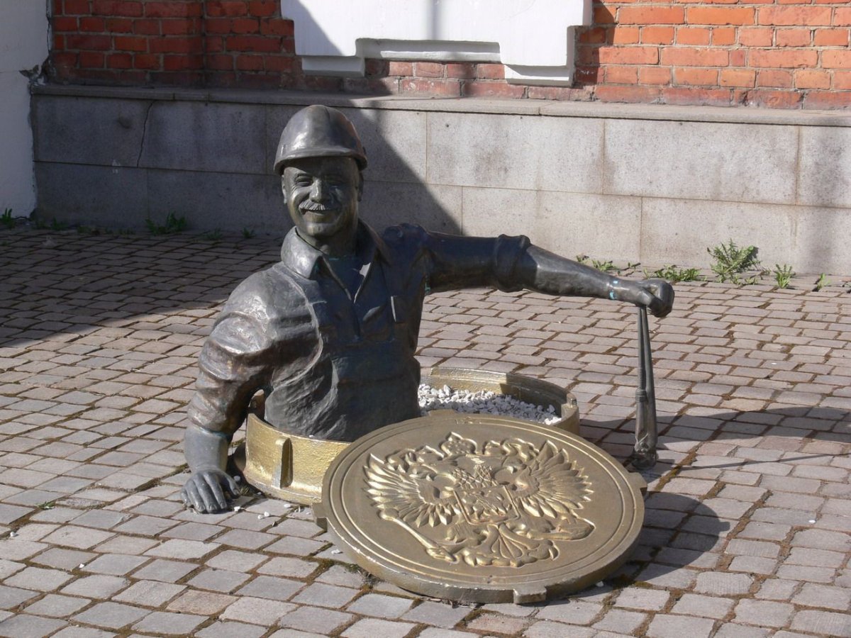 Памятник водопроводчику в Рыбинске