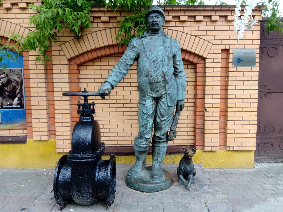 Памятник сантехнику в Прокопьевске