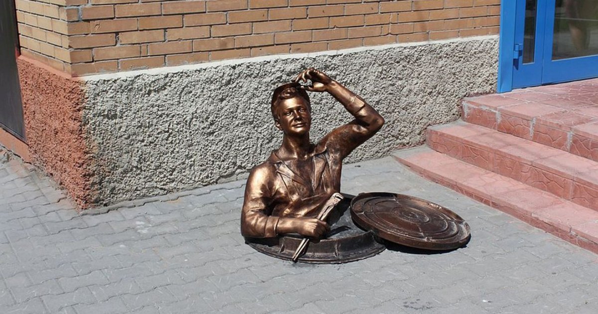 Памятник сантехнику в Прокопьевске