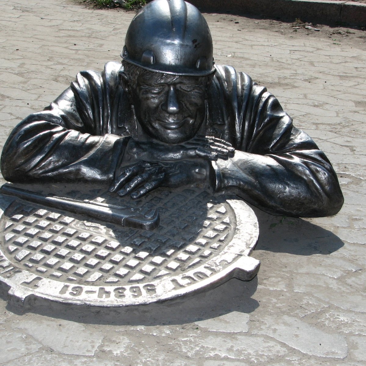 Памятник сантехнику в Челябинске