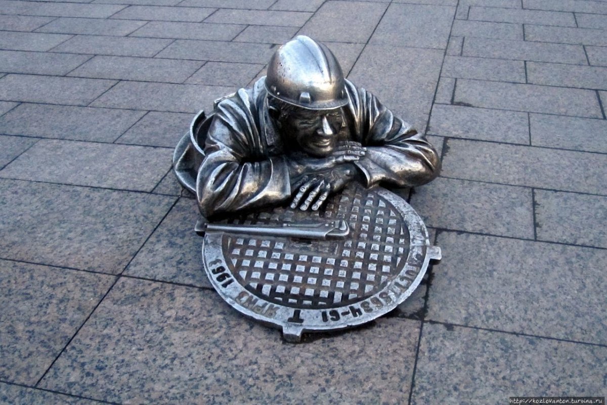 Памятник сантехнику в Омске