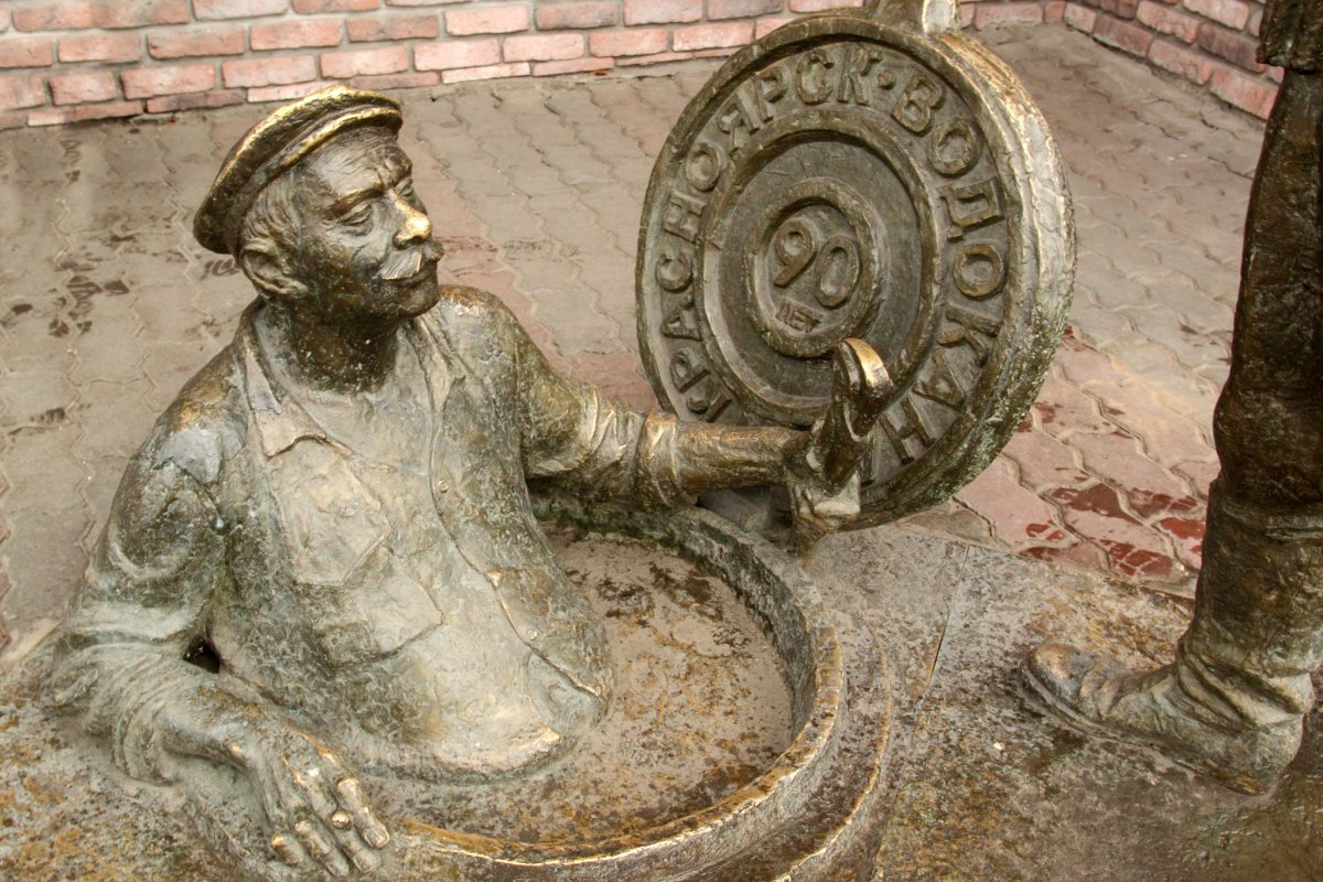Памятник сантехнику дядя Яша и стажёр Красноярска