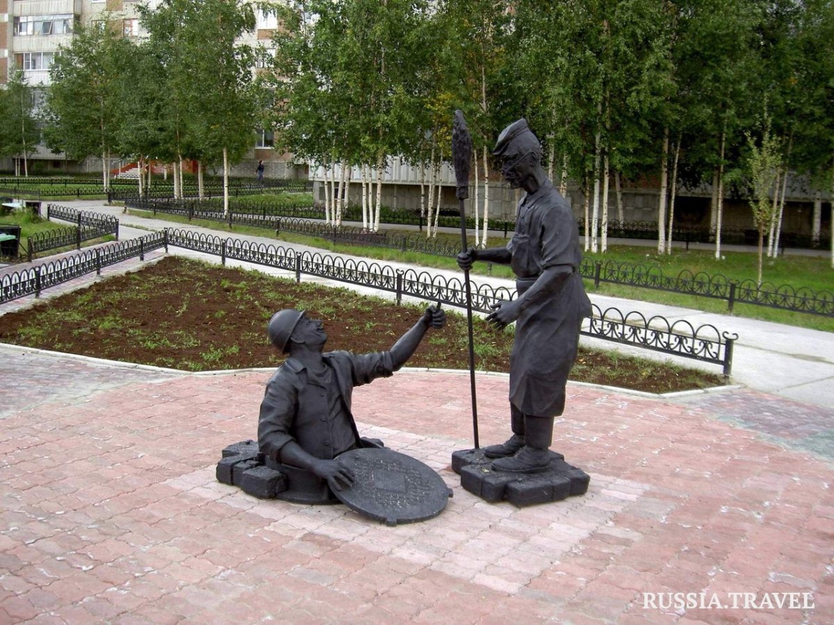 Памятник дворнику и сантехнику Нягань
