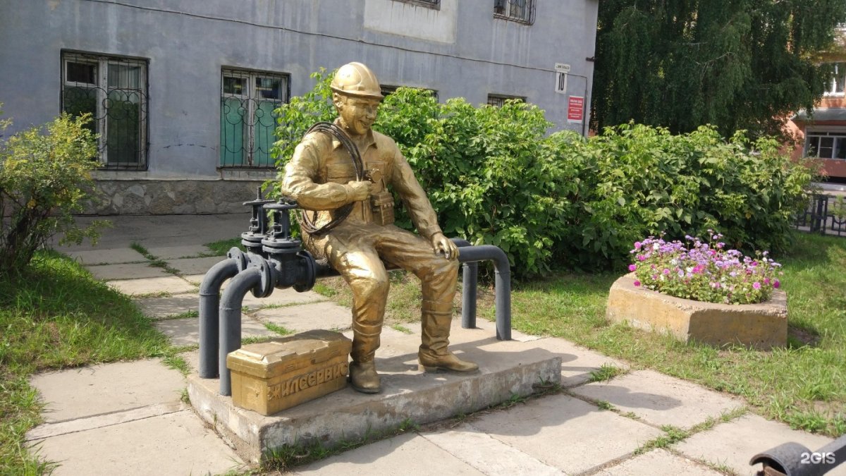 Памятник водопроводчику в Красноярске