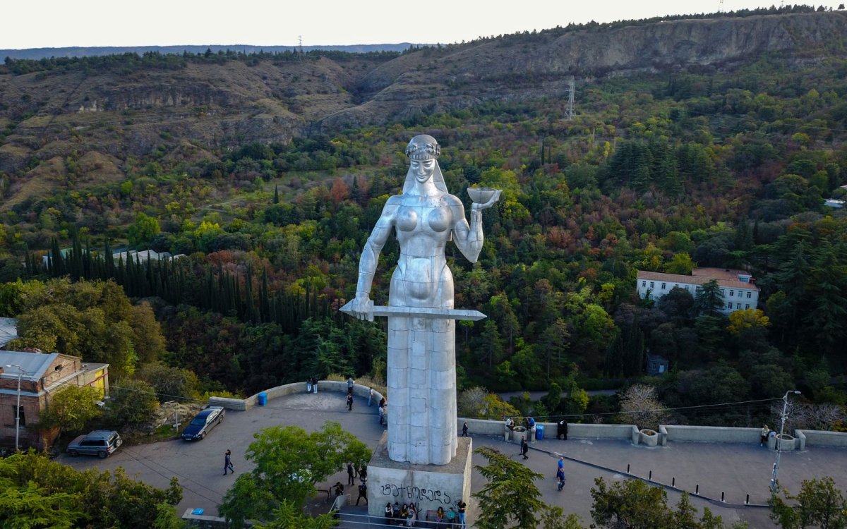 Памятник царице Тамаре в Тбилиси