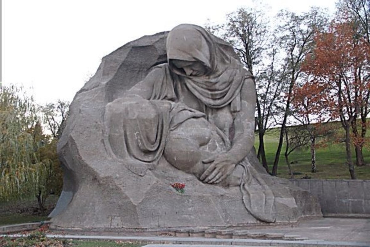 Памятник Мамаев Курган женщина склонившаяся