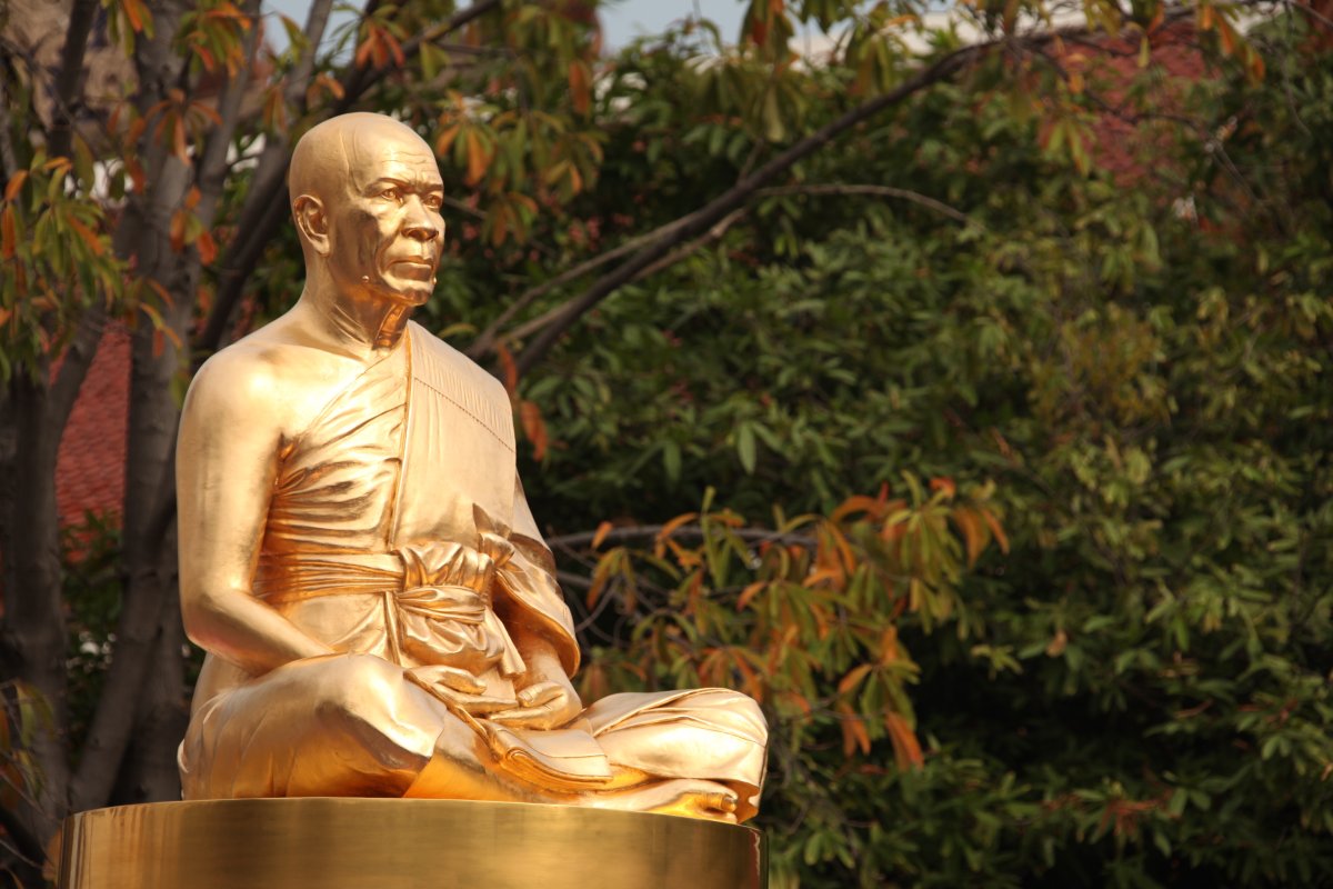 Скульптура сидящий монах