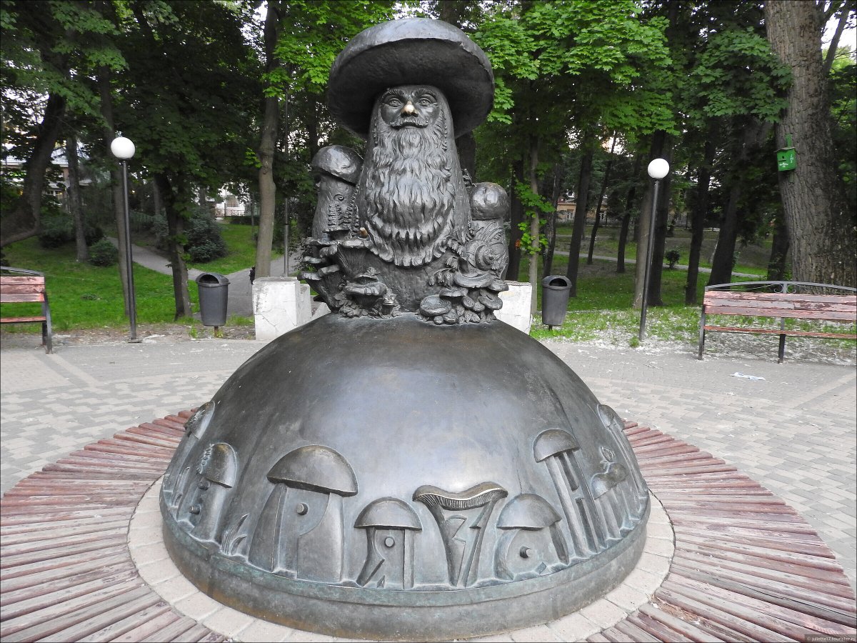 Памятник глазастым грибам в Рязани