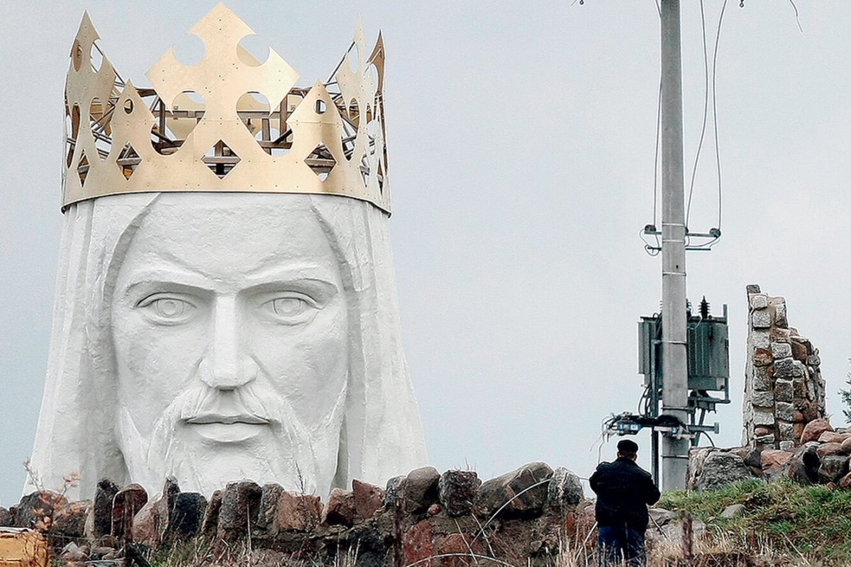 Памятник огромная голова